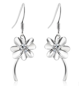 Fashionable silver earring
